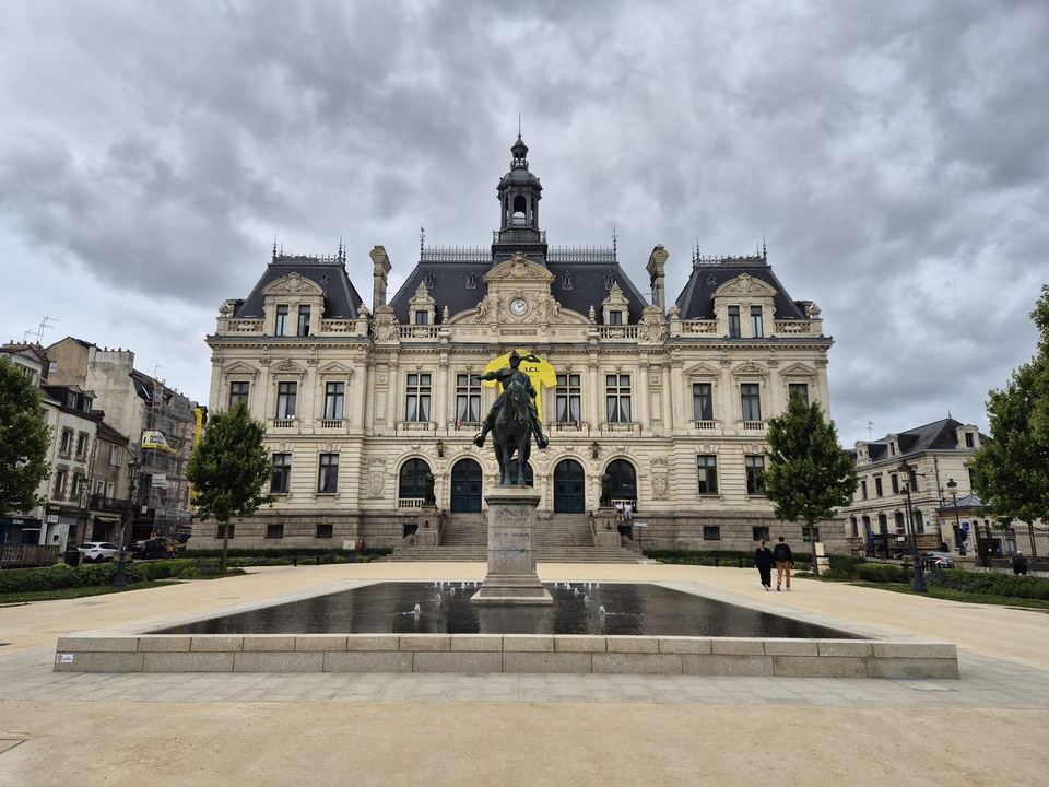 Vannes, La fontaine de l'Hôtel de Ville : vue 2